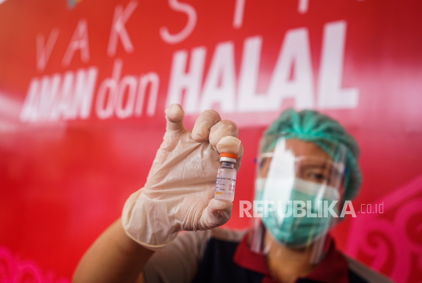 Petugas medis memperlihatkan cairan vaksin COVID-19 produksi Sinovac saat pelaksanaan vaksinasi perdana di Kantor Gubernur Kalteng, Palangkaraya, Kalimantan Tengah, Kamis (14/1/2021). Penyuntikkan perdana tahap pertama vaksin tersebut selanjutnya dilakukan pada 19.927 orang medis dan para medis di Puskesmas dan rumah sakit di Kalteng. 