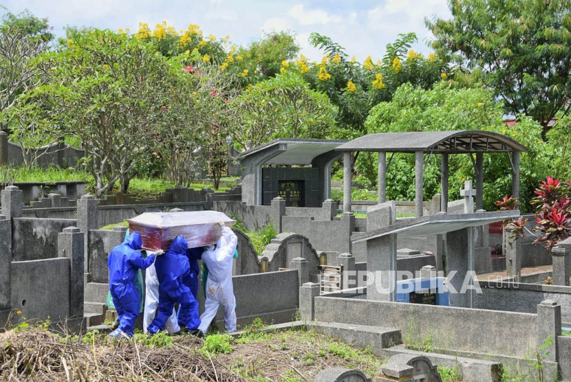 Prosesi pemakaman Jenazah pasien Covid-19, di TPU Cikadut, Kota Bandung, Rabu (8/4). Gubernur Jawa Barat Ridwan Kamil meminta masyarakat untuk tidak menolak jenazah pasien COVID-19 yang akan dimakamkan di Tempat Pemakaman Umum (TPU)