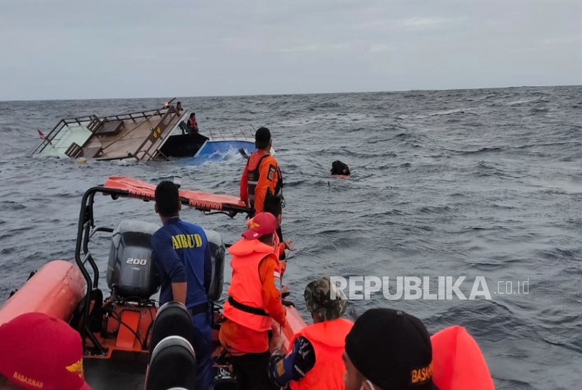 Tim SAR berusaha mengevakuasi penumpang kapal Guide DCDC yang tenggelam di Perairan Malaoge, Kabupaten Buton, Sulawesi Tenggara (Ilustrasi).