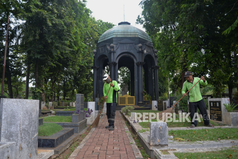 Petugas membersihkan dedaunan didekat situs sejarah Mausoleum OG Khouw yang telah ditetapkan sebagai cagar budaya tahun 2024 di Jakarta, Rabu (16/10/2024). Pemprov DKI Jakarta menetapkan 18 cagar budaya baru selama periode 2022-2024 terdiri dari 12 bangunan dan enam struktur. Dengan penambahan tersebut, tercatat total jumlah keseluruhan cagar budaya di Jakarta saat ini sebanyak 305 cagar budaya, baik yang berupa benda cagar budaya, bangunan cagar budaya, struktur cagar budaya, situs cagar budaya, maupun kawasan cagar budaya.