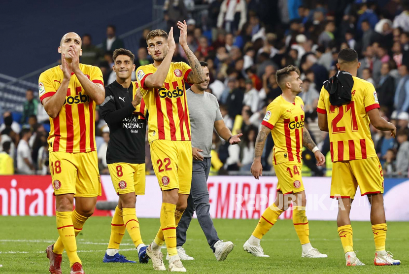 Para pemain Girona merayakan kemenangan atas Sevilla di La Liga Spanyol.