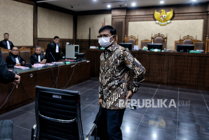 Eks Menteri Komunikasi dan Informatika (Menkominfo) Johnny G Plate bersiap menjalani sidang perdana di Pengadilan Negeri Tipikor, Jakarta Pusat, Selasa (27/6/2023). 