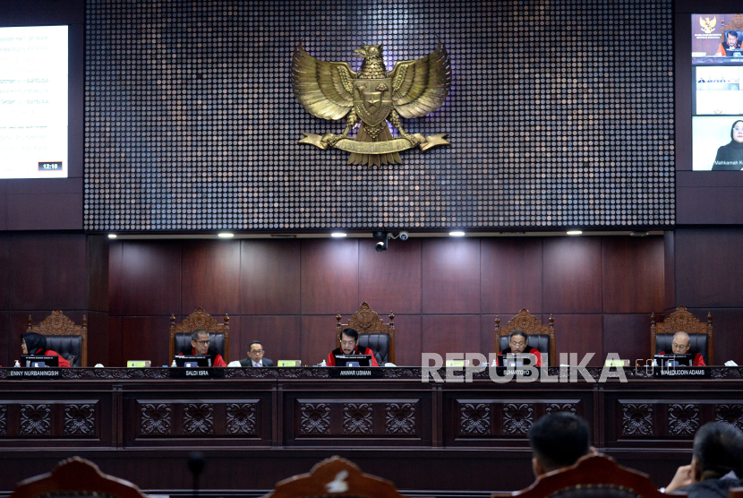 Ketua Mahkamah Konstitusi Anwar Usman kala itu (tengah) memimpin sidang pembacaan putusan di Ruang Sidang Pleno Gedung MK, Jakarta Pusat, Senin (16/10/2023). 