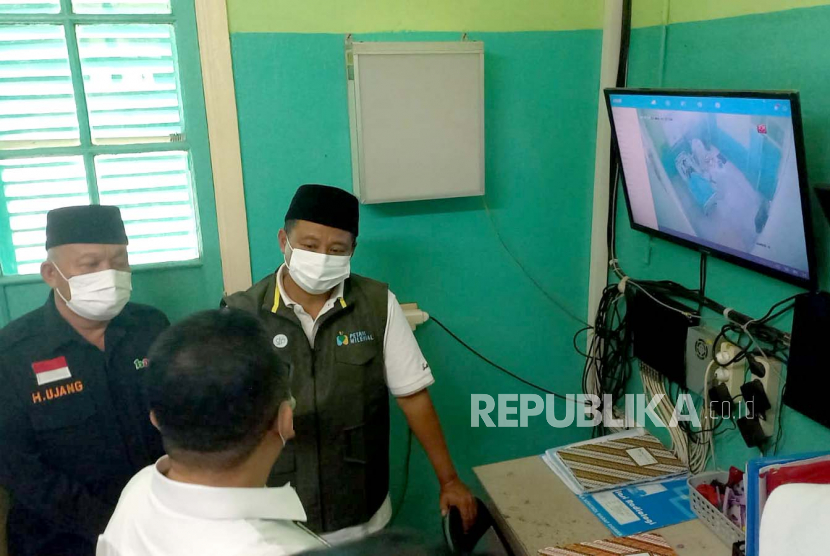 Wakil Gubernur (Wagub) Jawa Barat (Jabar) Uu Ruzhanul Ulum meninjau kondisi santri korban kecelakaan terserempet moge yang kini masih berada di RSUD dr Soekardjo, Kota Tasikmalaya, Jawa Barat, Rabu (31/5/2023). 