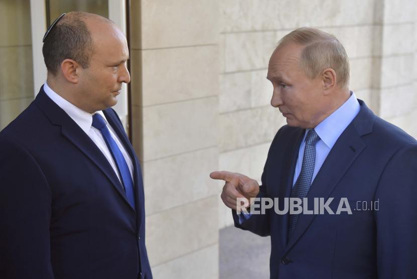  FILE - Presiden Rusia Vladimir Putin, kanan, dan Perdana Menteri Israel Naftali Bennett berbicara selama pertemuan mereka di Sochi, Rusia, Jumat, 22 Oktober 2021. 
