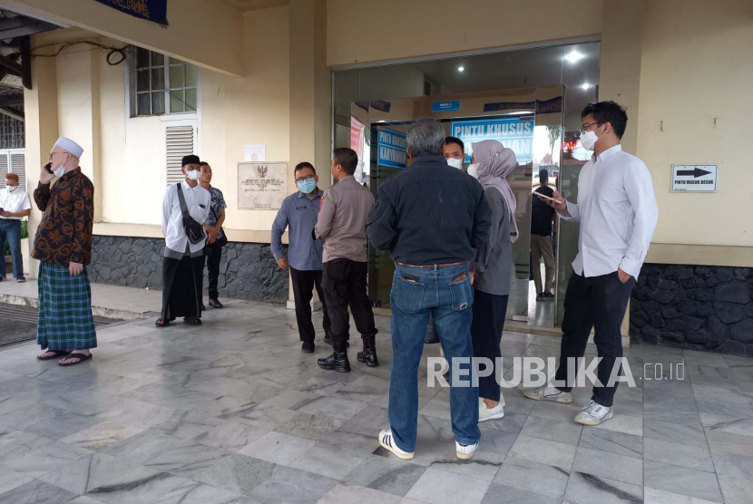 Perwakilan keluarga tersangka mengunjungi RSUD dr Soekardjo, Kota Tasikmalaya, Jawa Barat, untuk menjenguk santri korban kecelakaan, Selasa (30/5/2023).
