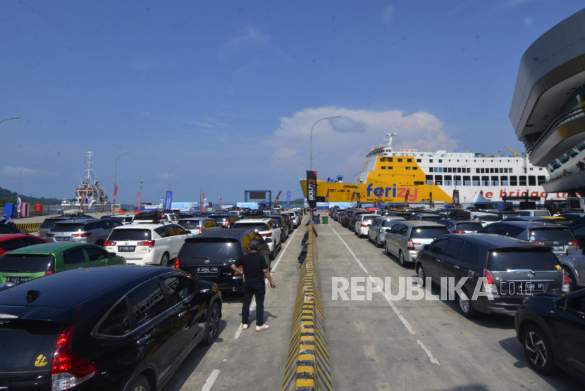 Kendaraan pemudik roda empat antre untuk menaiki kapal di Dermaga Eksekutif Pelabuhan Bakauheni, Lampung Selatan, Lampung, Kamis (27/4/2023).
