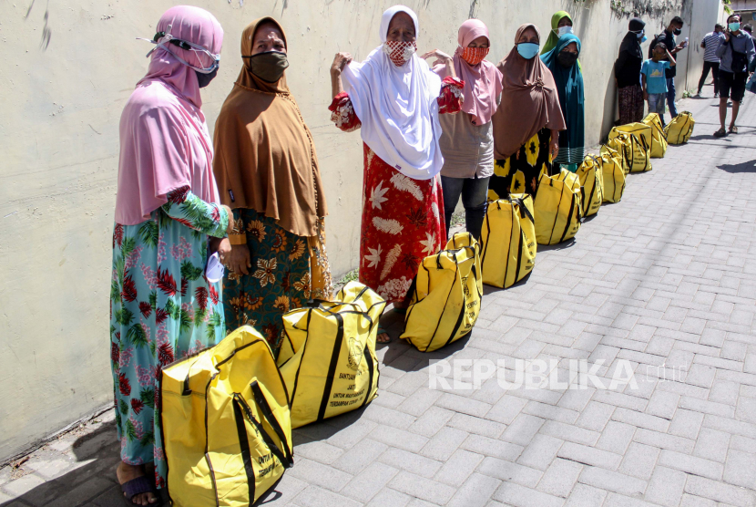 Warga yang kurang mampu menerima bantuan dari Pemerintah Provinsi Jawa Timur (ilustrasi)