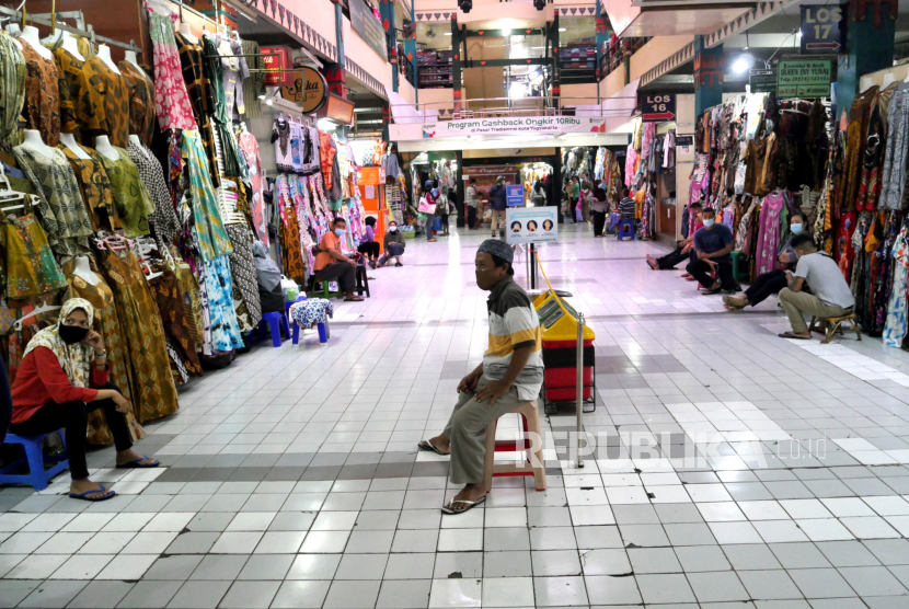 Pedagang menunggu pembeli di los pakaian Pasar Beringharjo, Yogyakarta, Rabu (20/2). Pemberlakuan PPKM di beberapa wilayah menyebabkan anjloknya pengunjung Pasar Beringharjo. Karena, mayoritas pembeli merupakan wisatawan.