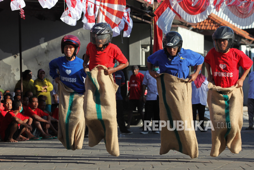 Sejumlah Orang Dengan Gangguan Jiwa (ODGJ) mengikuti lomba balap karung di Liponsos Keputih Surabaya, Jawa Timur, Rabu (3/8/2022). Berbagai macam lomba yang digelar mulai tanggal 1-11 Agustus 2022 itu untuk menyemarakkan peringatan HUT ke-77 Kemerdekaan RI. 
