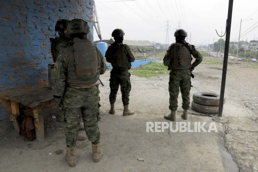 Anggota Angkatan Darat Ekuador berjaga di dekat penjara Zonal Deprivation of Liberty Center No 8 di Guayaquil, Ekuador, Ahad, (14/1/2024).