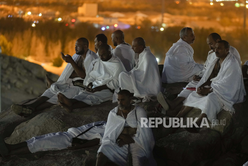 Jamaah haji berdoa di Jabal Rahmah, Makkah, Arab Saudi, Jumat, 8 Juli 2022. 5 Kekeliruan yang Sering Dilakukan Jamaah Haji di Arafah