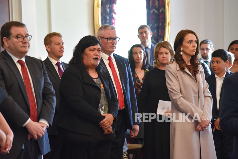  Menteri Luar Negeri Selandia Baru Nanaia Mahuta (kiri ketiga) dan Perdana Menteri Selandia Baru Jacinda Ardern (kanan depan) bernyanyi sebagai bagian dari karanga untuk pengambilan sumpah pemerintah dalam upacara di Gedung Pemerintah Selandia Baru di Wellington, Selandia Baru, 06 November 2020.