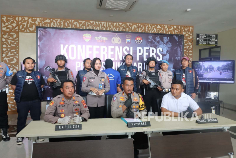 Polres Sukoharjo menangkap tersangka kasus penusukan sopir Batik Solo Trans (BST). 