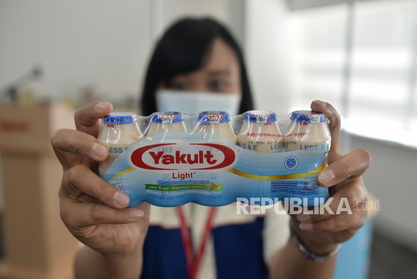 Karyawan menunjukkan produk baru Yakult Light saat peluncuran di Pabrik Yakult Mojokerto, Jawa Timur, Jumat (23/9/2022). Yakult meluncurkan produk Yakult Light yang akan mulai dipasarkan ke konsumen mulai 1 Oktober 2022.