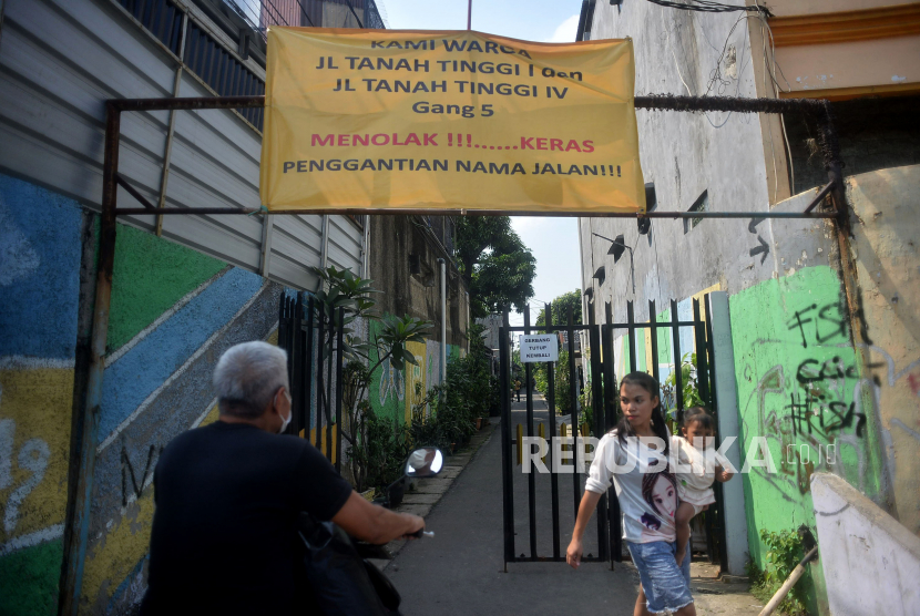 Spanduk penolakan pergantian nama jalan terpasang di Jalan A Hamid Arief atau nama sebelumnya Jalan Tanah Tinggi I Gang 5, Jakarta, Jumat (1/7/2022). Pemprov DKI Jakarta akan menggodok lagi penambahan penggantian nama jalan.