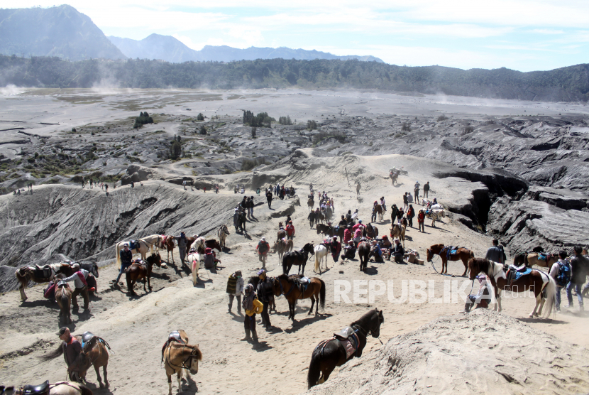 Pemilik kuda menunggu wisatawan untuk menyewa tunggangan di Gunung Bromo, Probolinggo, Jawa Timur, Ahad (13/6/2021). Para pemilik kuda tersebut menawarkan jasanya kepada wisatawan yang ingin menuju puncak Gunung Bromo menggunakan kuda dengan tarif Rp50 ribu sampai Rp150 ribu. 
