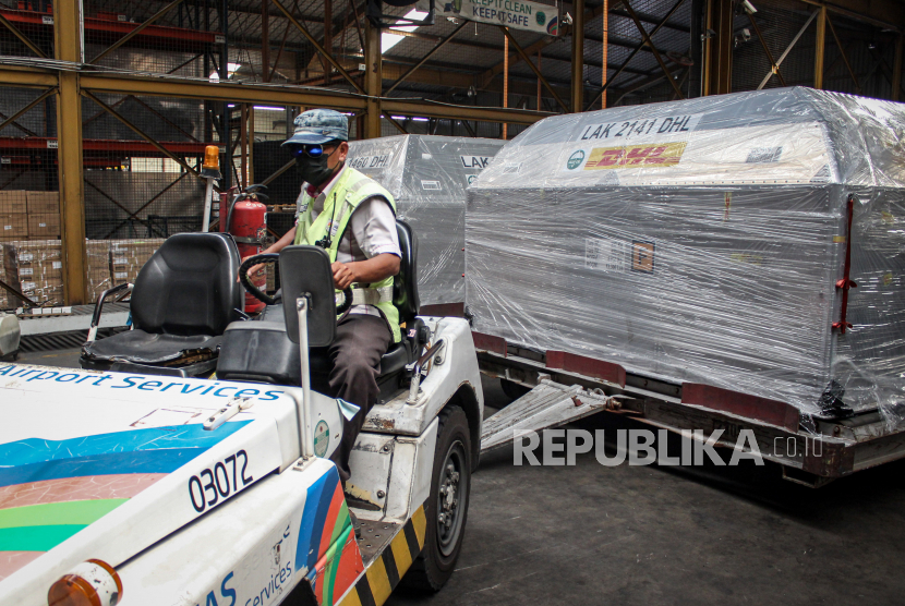 Petugas cargo membawa envirotainer berisi vaksin Covid-19 Pfizer setibanya di Terminal Cargo Bandara Soekarno Hatta, Kota Tangerang, Banten, Kamis (19/8/2021). 