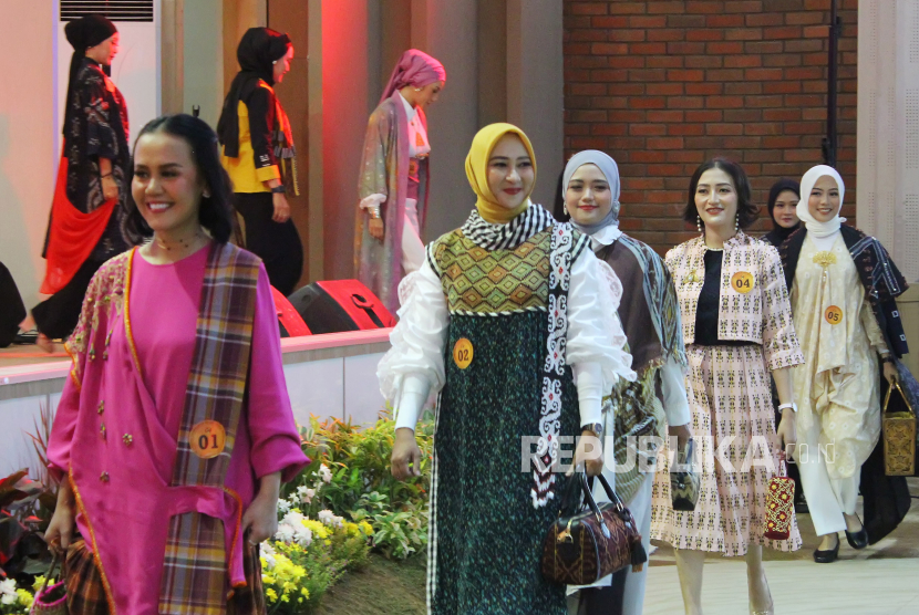 Lomba Fashion Show Wastra Nusantara atau kain tradisional nusantara antar Organisasi Wanita dan Umum saat Pemaran Usaha Mikro Kecil dan Menengah (UMKM) dan Wastra Nusantara dalam rangka HUT ke-29 Kodiklat TNI AD, di halaman Gedung Mohammad Toha, Kodiklat TNI AD, Jalan Aceh, Kota Bandung, Jawa Barat, Sabtu (16/12/2023). Kegiatan tersebut diharapkan menjadi wadah bagi pelaku UMKM dan produk kain tradisional nusantara untuk meningkatkan penjualan, memperluas pasar, serta memberikan dampak positif dalam menggerakkan perekonomian lokal dan mendorong pertumbuhan kewirausahaan. Acara berlangsung dari 15 -17 Desember 2023.
