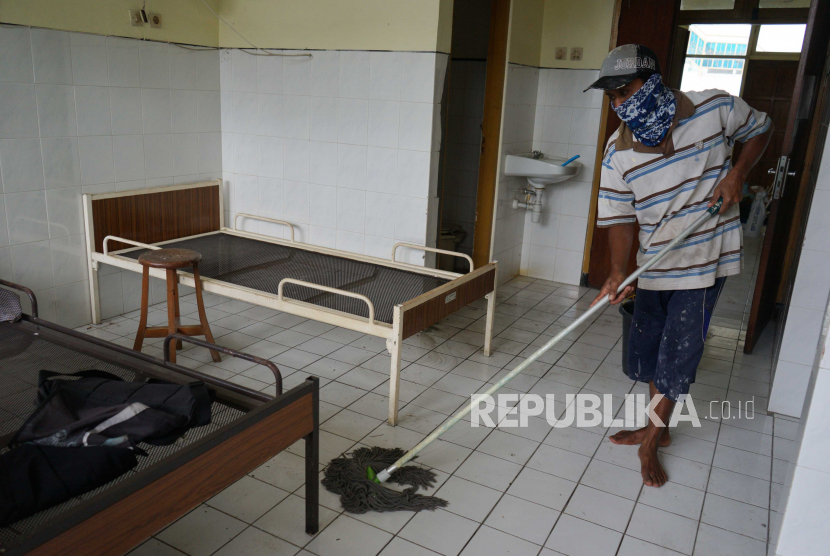 Pekerja menyiapkan fasilitas untuk isolasi warga yang terpapar COVID-19 di Rumah Sakit Veteran Patmasuri, Bantul, Yogyakarta, Rabu (13/1/2021). Pemkab Bantul membenahi rumah sakit yang beberapa tahun tidak beroperasi itu untuk menambah kapasitas lokasi isolasi warga yang terpapar COVID-19. 