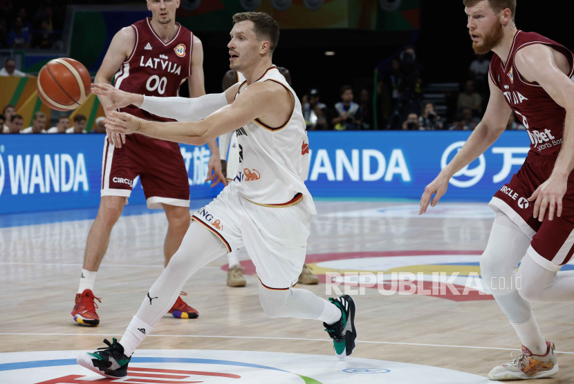 Andreas Obst dari Jerman (kiri) berusaha mencetak angka dijaga oleh pemain Latvia Davis Bertans pada perempat final FIBA World Cup 2023.