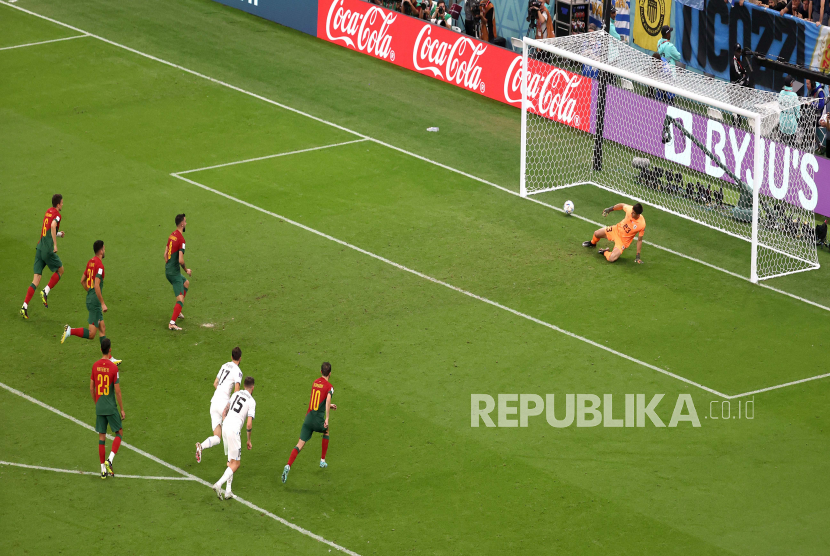  Bruno Fernandes dari Portugal mencetak gol tendangan penalti selama pertandingan sepak bola Grup H Piala Dunia 2022 antara Portugal dan Uruguay di Stadion Lusail di Lusail, Qatar, Selasa (29/11/2022) dini hari WIB. 
