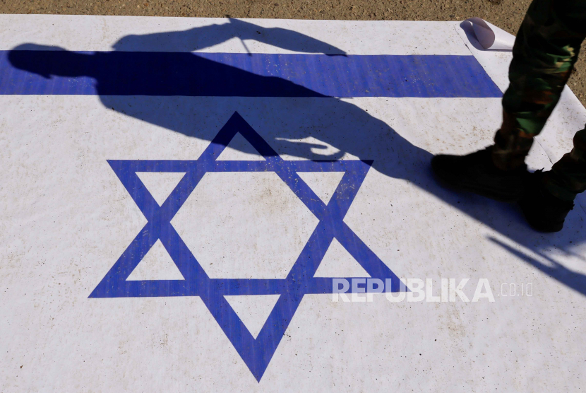 Massa menginjak bendera Israel (ilustrasi). Kebijakan pemerintah Israel mendapat kecaman aktivis HAM   