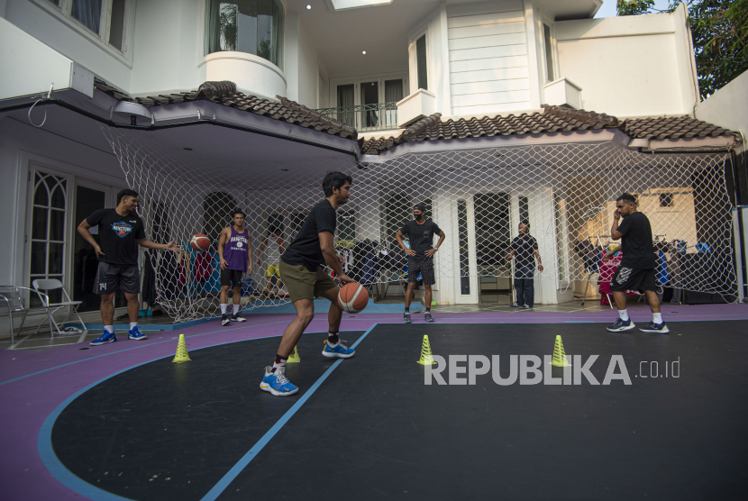 Sejumlah pebasket klub Amartha Hangtuah berlatih di mes milik klubnya di Kemang.