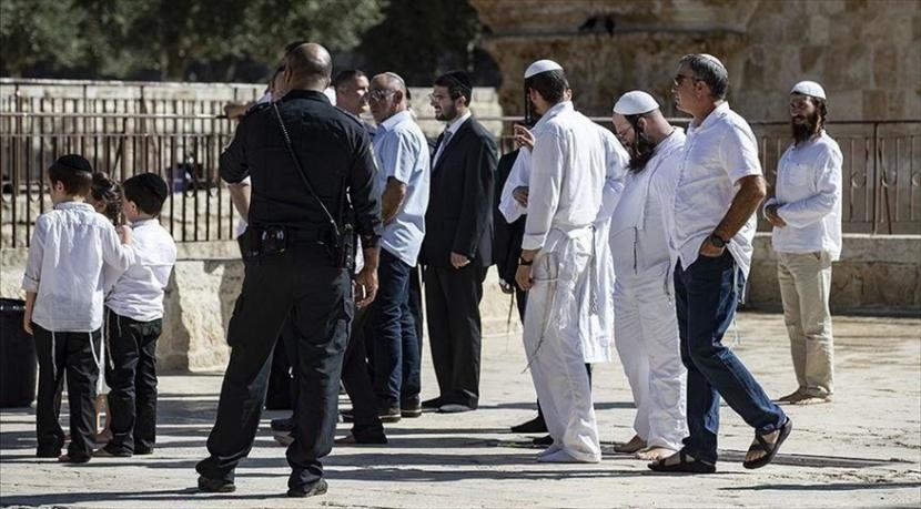 Ratusan pemukim Israel menerobos masuk kompleks Masjid Al-Aqsa di Yerusalem untuk merayakan hari raya Paskah Yahudi.