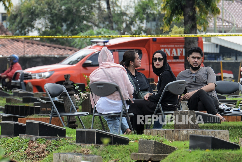 Artis yang juga orang tua dari anak korban meninggal akibat tenggelam D (6) Tamara Tyasmara (kedua kanan) menyaksikan proses ekshumasi jenazah anaknya di TPU Jeruk Purut, Jakarta, Selasa (6/2/2024). Ditreskrimum Polda Metro Jaya bersama tim Forensik RS Polri melakukan ekshumasi terhadap korban anak dari artis Tamara Tyasmara nerinisial D (6) yang tenggelam di kolam renang kawasan Jakarta Timur untuk dilakukan proses penyelidikan atau penyidikan dengan mengutamakan pembuktian melalui scientific investigation crime dalam mengungkap penyebab kematian korban.