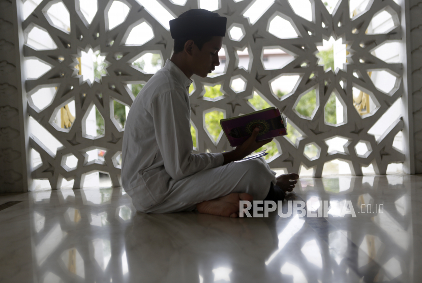 Lima Hikmah Surat Maryam untuk Rumah Tangga. Foto:   Seorang anak membaca Alquran. Ilustrasi Muslim. Ilustrasi anak Muslim.