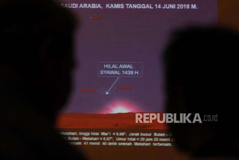 Rekayasa hasil hilal diperihatkan sebelum dimulainya sidang itsbat di kantor Kementerian Agama, Jakarta, Kamis (14/6).