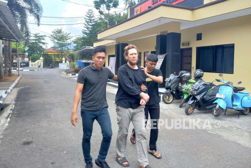 WNA tersangka kasus pembunuhan digiring polisi di Polres Banjar, Senin (25/9/2023). 