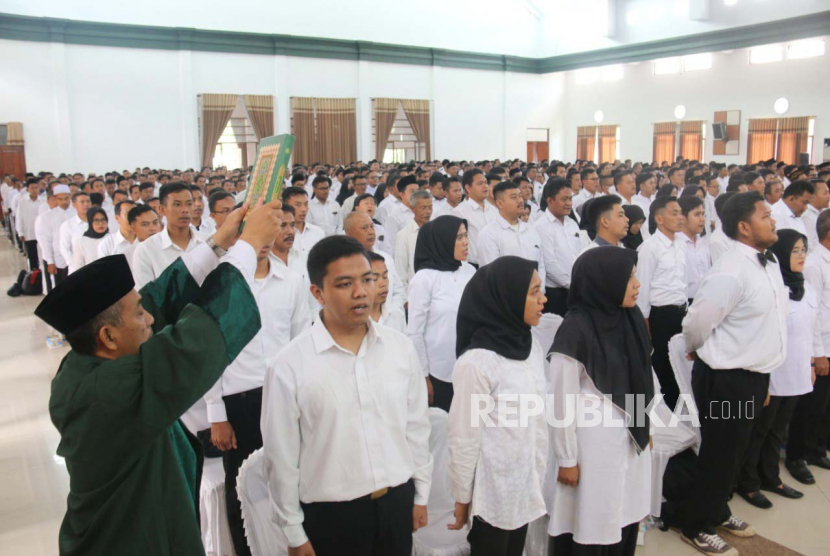 Proses pelantikan 795 anggota Panitia Pemungutan Suara (PPS) di Gedung Islamic Center Kabupaten Ciamis, Jawa Barat, Selasa (24/1/2023).