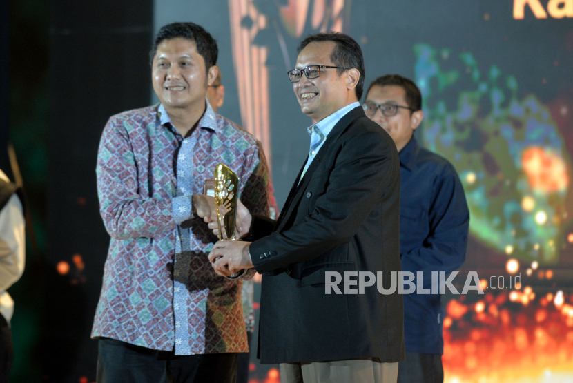 Perwakilan BPRS Botani menerima Anugerah Syariah Republika 2023 Kategori BPR Syriah BPR Syariah Terbaik , Jakarta, Kamis (30/11/2023).