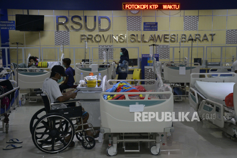 Perawatan sejumlah pasien korban gempa bumi di Rumah Sakit Regioanal, Mamuju, Sulawesi Barat, Senin (18/1/2021). Berdasarkan data BNPB empat hari pasca gempa bumi Mamuju-Majene  berkekuatan Magnitudo 6,2 jumlah meninggal dunia sebanyak 84 orang, 253 mengalami luka berat dan sebanyak 679 orang luka ringan. 