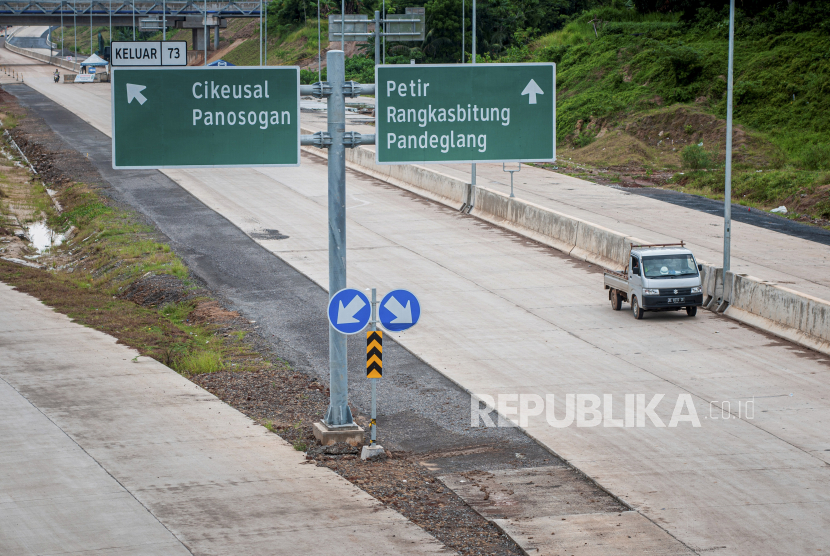 Pekerja menyelesaikan pembangunan proyek tol Serang-Panimbang di Serang, Banten, Senin (30/11). PT Wijaya Karya (Persero) atau Wika tetap berencana melakukan divestasi pada sejumlah ruas tol milik perusahaan.