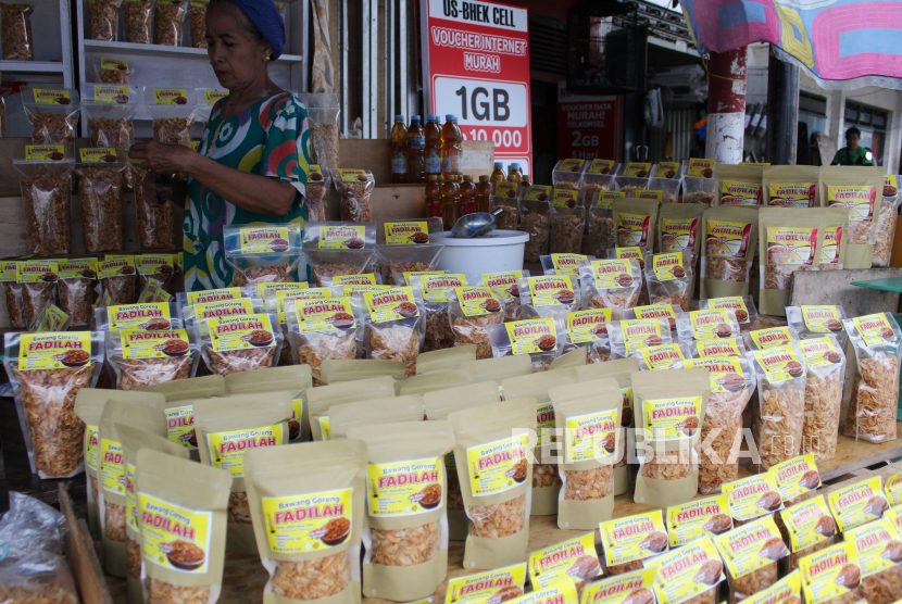 Pelaku UMKM menunggu pembeli di dekat pajangan produk bawang goreng yang dijual secara langsung dan daring di salah satu lapak penjualan oleh-oleh di Palu, Sulawesi Tengah, Selasa (6/12/2022). Sektor Usaha Mikro Kecil Menengah (UMKM) disebut masih menjadi kunci sumber pertumbuhan ekonomi Indonesia. 