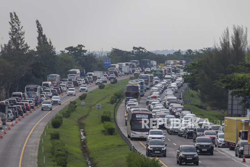 Sejumlah kendaraan melintas di Jalan Tol Cikopo-Palimanan (Cipali) Majalengka, Jawa Barat, Sabtu (23/12/2023). 