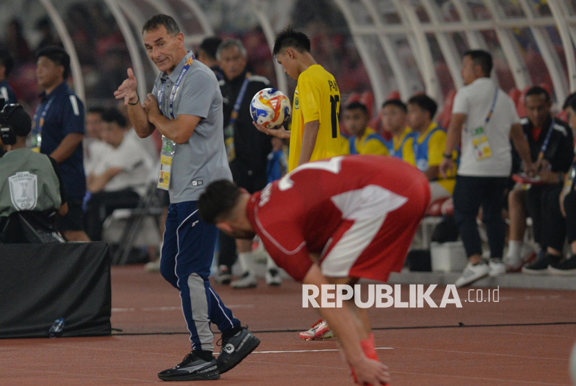 Pelatih Timnas U23 Indonesia Gerald Vanenburg memberikan instruksi saat melawan Brunei Darussalam dalam pertandingan penyisihan Grup A Piala AFF U-23 2025 di Stadion Utama Gelora Bung Karno (SUGBK), Senayan, Jakarta, Selasa (15/7/2025). Indonesia menang 8-0 atas Brunei Darussalam. Penyerang timnas Indonesia Jens Raven menjadi bintang pertandingan dengan mencetak lima gol.