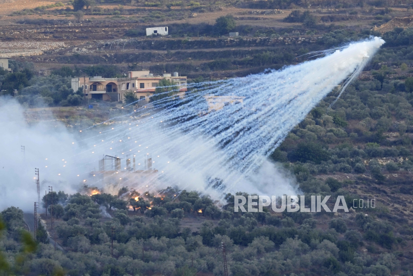 FILE - Serangan artileri Israel ke sebuah desa perbatasan Lebanon dengan Israel, Lebanon selatan, pada 15 Oktober 2023.