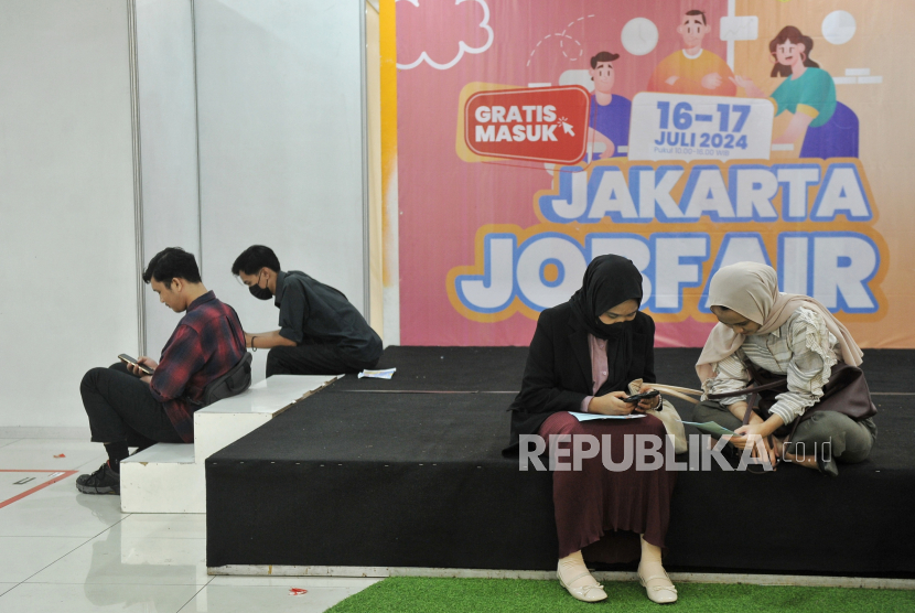 Pencari kerja mengunjungi pameran bursa kerja Jakarta Job Fair di Seasons City, Jakarta Barat, Rabu (17/7/2024). Pemprov DKI Jakarta melalui Dinas Tenaga Kerja, Transmigrasi dan Energu (Disnakertrans) membuka lowongan kerja sebanyak 3.000 lowongan dari 44 perusahaan swasta dalam gelaran pameran bursa kerja Jakarta Job Fair dalam rangka menyerap tenaga kerja lulusan muda. Sementara berdasarkan data Badan Pusat Statistik (BPS) Provinsi DKI Jakarta mencatat angka pengangguran di DKI Jakarta mencapai 328 ribu orang per Februari 2024.