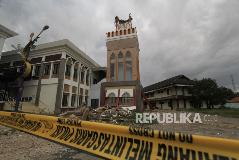 Kondisi menara Masjid Syech Abdul Manan Islamic Center yang roboh di Indramayu, Jawa Barat, Rabu (9/12/2020). Menara dari masjid yang diresmikan tahun 2018 itu roboh akibat terpaan angin kencang beberapa hari lalu. 