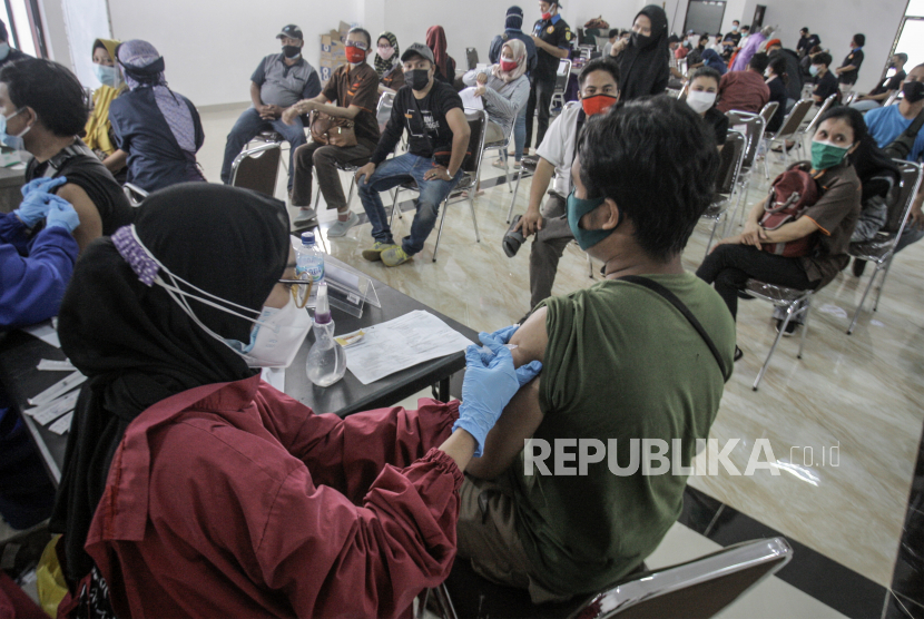 Petugas medis menyuntikkan vaksin COVID-19 kepada warga saat vaksinasi massal d Polres Bogor, Cibinong, Kabupaten Bogor, Jawa Barat, Rabu (7/7/2021). Ketua Komite Penanganan COVID-19 dan Pemulihan Ekonomi Nasional (KPC-PEN) Airlangga Hartarto mengatakan pemerintah terus berupaya meningkatkan capaian target vaksinasi COVID-19 guna menciptakan kekebalan kelompok (herd immunity) dalam masyarakat dan mengharapkan capaian vaksinasi rata-rata bisa mencapai angka tiga juta per hari mulai bulan Oktober 2021. 