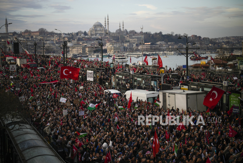 Ribuan orang berdemonstrasi untuk menunjukkan solidaritas terhadap warga Palestina di tengah perang yang sedang berlangsung di Gaza, di Istanbul, Turki, Senin, (1/1/2024).