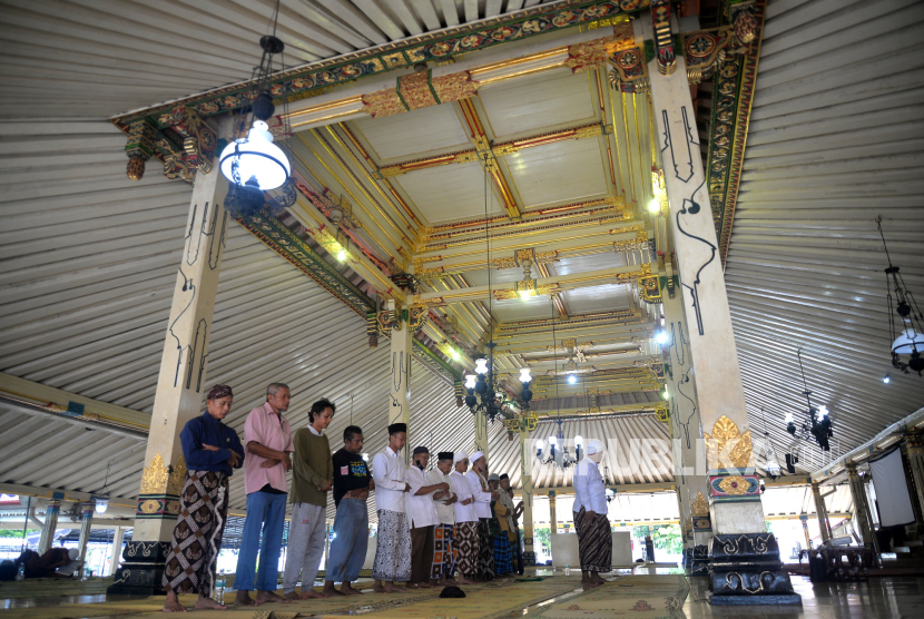 Abdi dalem Keraton Yogyakarta bersama warga menunaikan Shalat Dhuha di Masjid Gedhe Kauman, Yogyakarta, Rabu (13/12/2023). 