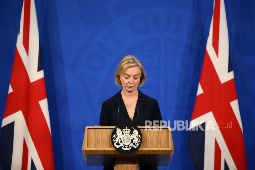 Perdana Menteri Inggris Liz Truss menghadiri konferensi pers di Downing Street Briefing Room di pusat kota London, Jumat 14 Oktober 2022. Salah satu penasihat paling senior Perdana Menteri Inggris Liz Truss diberhentikan.