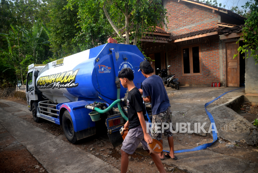 Mobil tangki memindahkan air bersih ke bak penampung milik warga. Memasuki musim kemarau warga mulai membeli air bersih untuk keperluan sehari-hari (ilustrasi). 