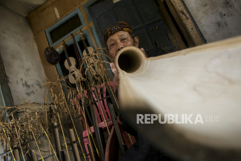 Perajin memproduksi angklung buhun di Cibeber, Lebak, Banten, Selasa (15/12/2020). Produksi Angklung Buhun tradisional khas masyarakat adat Sunda Baduy tersebut dijual dengan harga Rp1 juta hingga Rp1,5 juta per set dan telah melayani pesanan ke berbagai negara seperti Jerman, Belanda, Prancis, Malaysia dan Singapura. 