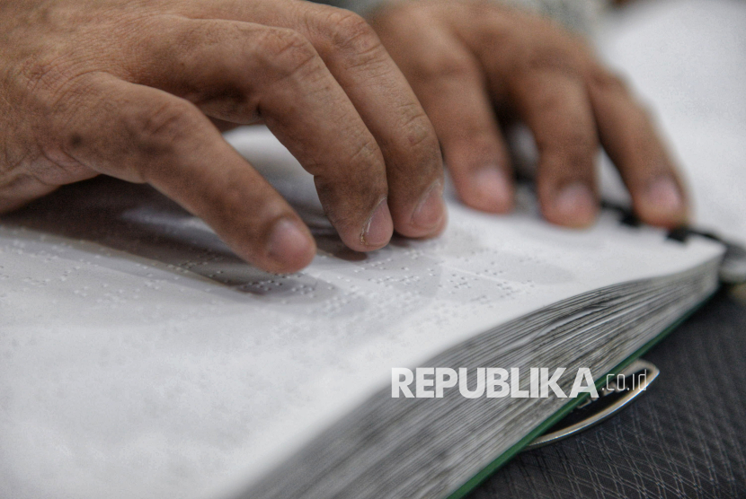 Sejumlah penyandang tunanetra membaca Alquran Braille saat mengikuti kegiatan Tadarus Nasional Alquran Braille di Masjid Raya Cipinang Muara, Jakarta, Sabtu (7/3/2026). Pengurus Pusat Ikatan Tunanetra Muslim Indonesia (ITMI) menyemarakkan bulan suci Ramadhan 1447 H dengan menyelenggarakan kegiatan Tadarus Nasional Alquran Braille. Kegiatan rutin tahunan ini diikuti ratusan penyandang tunanetra dari pengurus wilayah ITMI se-Indonesia secara online, sekaligus mendukung program pemberantasan buta huruf Alquran Braille.
